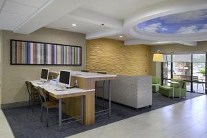 Гостиная зона в Holiday Inn Express Hotel & Suites Jacksonville-South by IHG +34 фотографии
