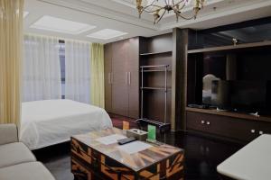 Tempat tidur dalam kamar di Ring Service Apartment 798 Art Zone