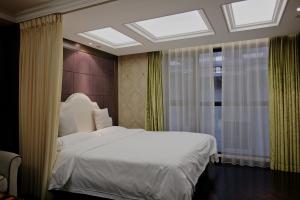Tempat tidur dalam kamar di Ring Service Apartment 798 Art Zone