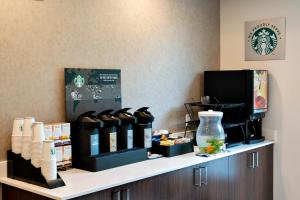 Příslušenství pro přípravu čaje a kávy v ubytování Coast Oliver Hotel