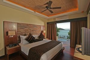 A bed or beds in a room at Two Seasons Coron Island Resort
