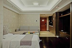 Tempat tidur dalam kamar di Ring Service Apartment 798 Art Zone