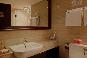 a bathroom with a sink and a mirror at Ring Service Apartment 798 Art Zone in Beijing