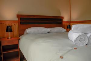 Una cama o camas en una habitación de Chucao Bosque y Cabañas