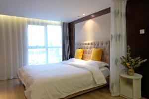 Tempat tidur dalam kamar di Ring Service Apartment 798 Art Zone