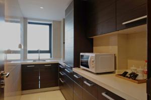Dapur atau dapur kecil di Ring Service Apartment 798 Art Zone