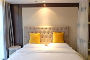 Tempat tidur dalam kamar di Ring Service Apartment 798 Art Zone