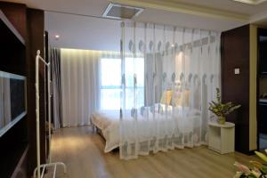 Tempat tidur dalam kamar di Ring Service Apartment 798 Art Zone