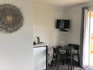 Televiisor ja/või meelelahutuskeskus majutusasutuses Nugget View Kaka Point Motels