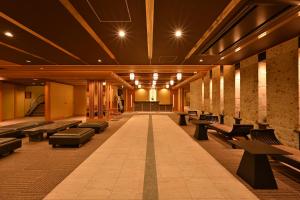un corridoio con panche e tavoli in un edificio di Biwako Hanakaido a Otsu