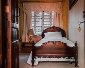 ein Bett in einem Schlafzimmer mit einem großen Fenster in der Unterkunft TIERRA SOÑADA HOTEL BOUTIQUE in Tepatitlán
