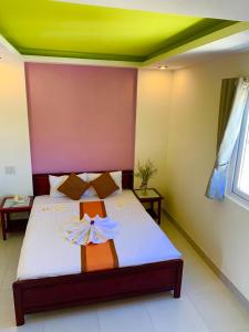 1 dormitorio con 1 cama con arco en Ha Anh Hotel - Mui Ne, en Mui Ne