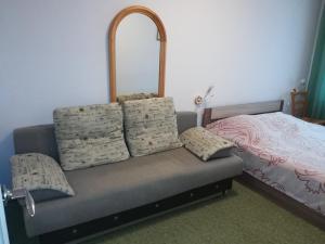 イヴァノヴォにあるApartment on Lenina 98のベッドルーム1室(枕付)