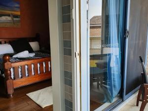 Rúm í herbergi á JUST-4-YOU! amazing sea views, WIFI, fully air-conditioned, king bed