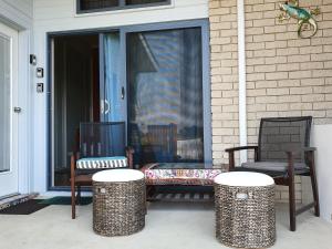 JUST-4-YOU! amazing sea views, WIFI, fully air-conditioned, king bed的休息区