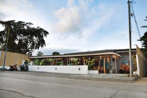 una casa sul ciglio di una strada di GUNI GUNI HOSTEL a Città di Puerto Princesa