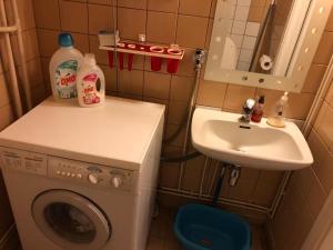 małą łazienkę z pralką i umywalką w obiekcie Kontiomaki w mieście Kontiomäki
