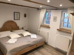 ein Schlafzimmer mit einem Bett mit zwei Kissen darauf in der Unterkunft Ferienhaus Wattwurm in Rysum