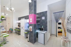 uma cozinha com um balcão e alguns bancos num quarto em Studio 4U Apartment em Budapeste