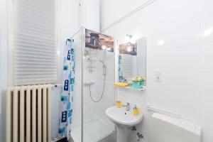 une salle de bain blanche avec une douche et un lavabo dans l'établissement Studio 4U Apartment, à Budapest 14 autres photos