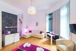 un salon avec un canapé et une table dans l'établissement Studio 4U Apartment, à Budapest