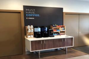 Příslušenství pro přípravu čaje a kávy v ubytování Holiday Inn Express Hotel & Suites Albany by IHG