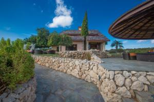 een stenen muur voor een huis bij Villa Othelo in Ayia Napa