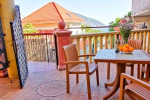 a patio with a table and chairs on a balcony at Villa Balgatura Concept Hotel & Apartaments in Gurzuf