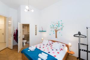 um quarto com uma cama e uma árvore na parede em Studio 4U Apartment em Budapeste