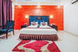 Un pat sau paturi într-o cameră la FabHotel Royal Mirage With Pool & GYM, Candolim Beach
