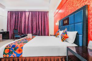 een slaapkamer met een groot bed in een kamer bij FabHotel Royal Mirage With Pool & GYM, Candolim Beach in Candolim