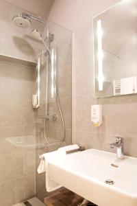un baño con lavabo y ducha en Daxburg Apartments, en Innsbruck