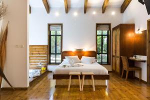Postel nebo postele na pokoji v ubytování Ein Harod Country Lodge
