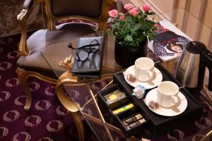 Příslušenství pro přípravu čaje a kávy v ubytování Hotel Residence Henri IV