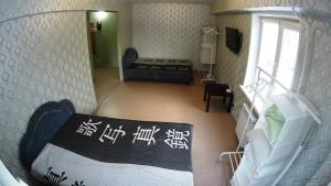 ノヴォシビルスクにあるApartments on Prospekt Dimitrovaのベッドと窓が備わる小さな客室です。