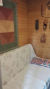 A bed or beds in a room at Ilmastoitu kesämökki Askolassa lähellä Porvoota