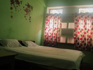 Una cama o camas en una habitación de Vishnu Rest House