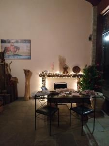 sala de estar con mesa y chimenea en Locanda Cà Del Pian, en Villanova Mondovì