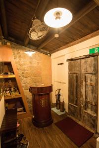 a room with a large wooden barrel in a room at Qu Hi Home Stay in Jiufen