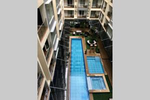 - une vue de tête sur un immeuble avec 2 piscines dans l'établissement Exquisite condo in magnificent La Grande Resort, à Ángeles