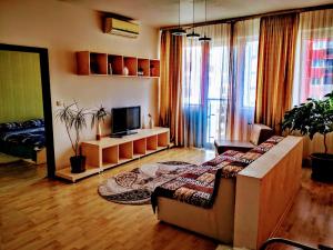 ein Wohnzimmer mit einem Sofa und einem Tisch in der Unterkunft Relaxing & Welcome Apartment, Ared, UTA - All Inclusive in Arad