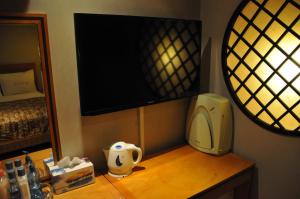 Kemudahan buat kopi dan teh di Motel Daeha