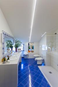 een grote badkamer met 2 wastafels en 2 toiletten bij Duomo Luxury Apartment Orvieto in Orvieto