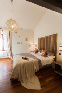 1 dormitorio con 1 cama grande y 1 mesa en Duomo Luxury Apartment Orvieto, en Orvieto