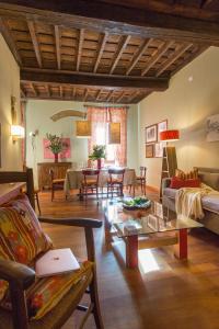 奧爾維耶托的住宿－Duomo Luxury Apartment Orvieto，客厅配有沙发和桌子