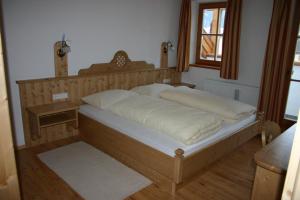 ヴィッラバッサにあるAppartements Oberburgerのベッド(白い枕付)