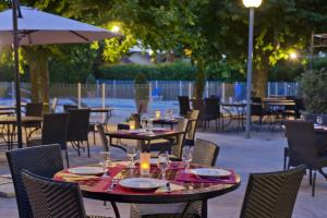 Bazén v ubytování Hôtel Miléade Méditerranée - Port-Fréjus nebo v jeho okolí