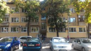 un grupo de coches aparcados delante de un edificio en Maritza Apartment, en Plovdiv