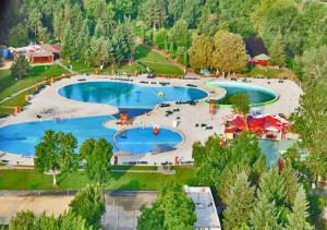 eine Aussicht über zwei Pools in einem Park in der Unterkunft Relaxing & Welcome Apartment, Ared, UTA - All Inclusive in Arad