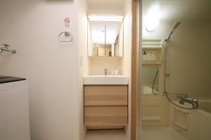 y baño con lavabo y ducha. en goom Hotel Fukuoka-Tenjin, en Fukuoka